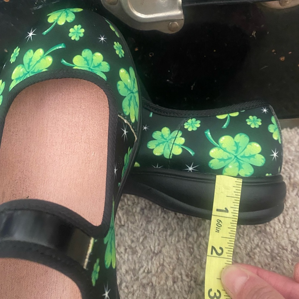 Mary Jane Shoes with Green Clover Pattern size 8M - Picture 4 of 4